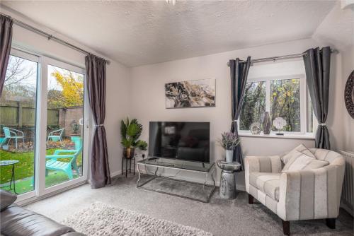 WORCESTER Fabulous Cherry Tree Mews self check in dogs welcome by prior arrangement 2 double bedrooms super fast Wi Fi with free off road parking for 2 vehicles near Royal Hospital and woodland walks in Worcester, United Kingdom