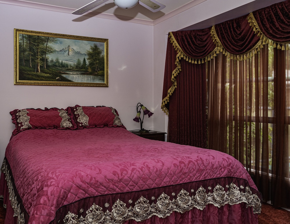 Ballarat Tranquility Cottages — 4-Star Luxury Hotel in Newington, Australia
