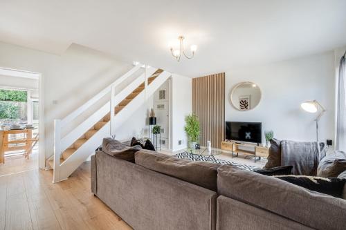 Stunning and Spacious Home by Our Home Short Stays with Free Parking and Ideal for families and contractors — 4-Star Luxury Hotel in Northampton, United Kingdom
