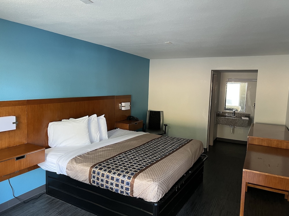 Econo Lodge Commerce - photo 7