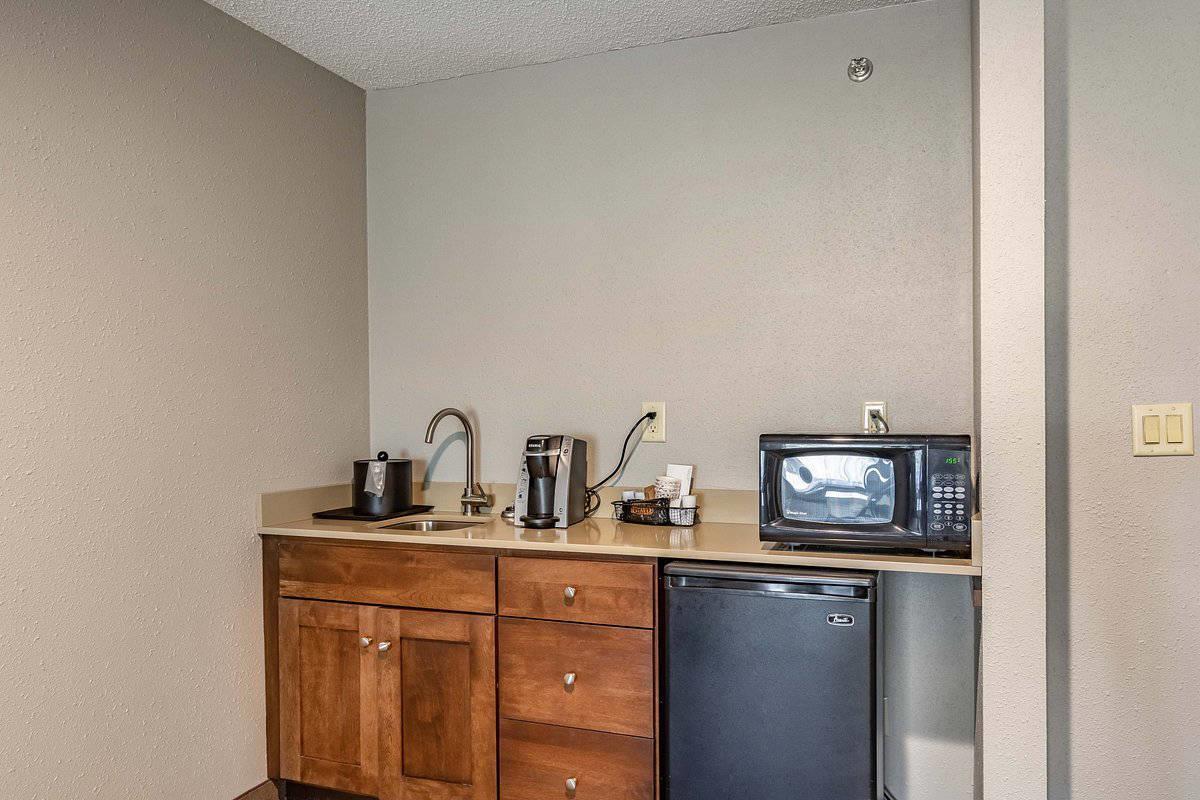 Riverview Inn & Suites an Ascend Collection Hotel - photo 18