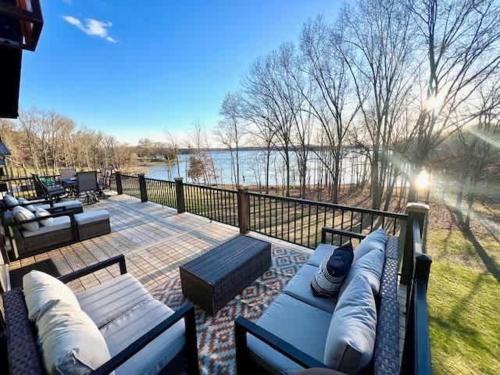 Tucked Away on the Ridge Quiet Fall Lake Retreat — 4-Star Luxury Hotel in Cadiz, United States