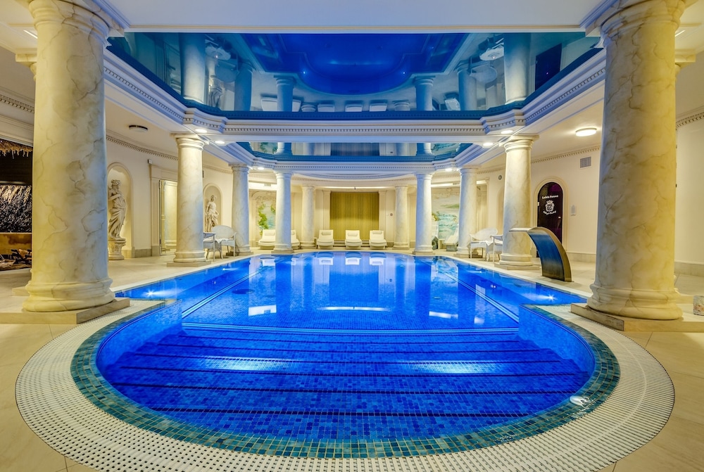 Pałacyk Otrebusy — 4-Star Luxury Hotel in Brwinow, Poland