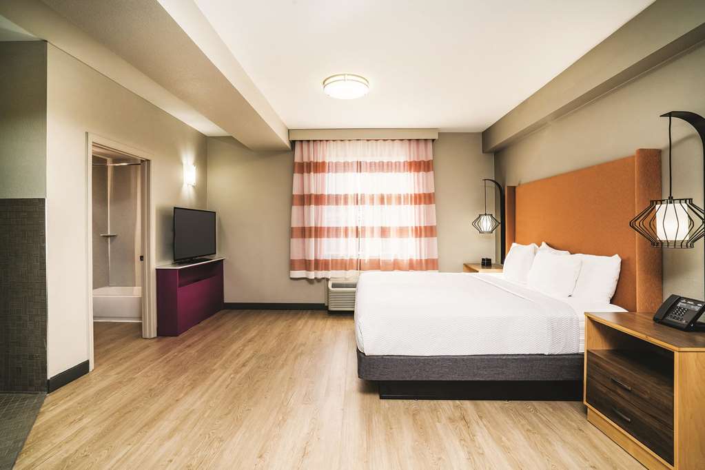 La Quinta Inn & Suites by Wyndham Chattanooga Hamilton Place - photo 18