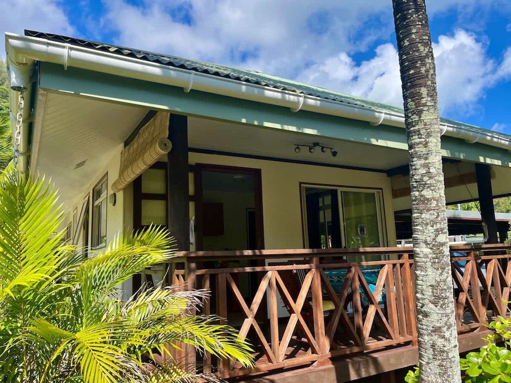 Fare Kale Tiahura In Moorea Maiao — Unknown City
