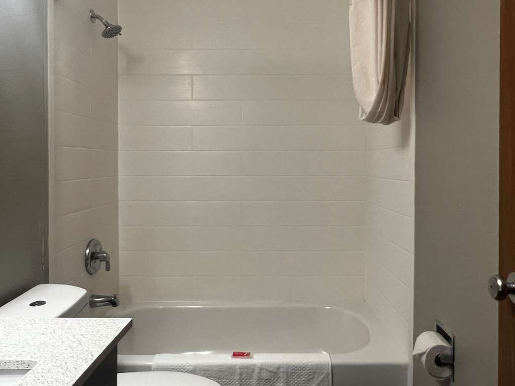 Econo Lodge - photo 17