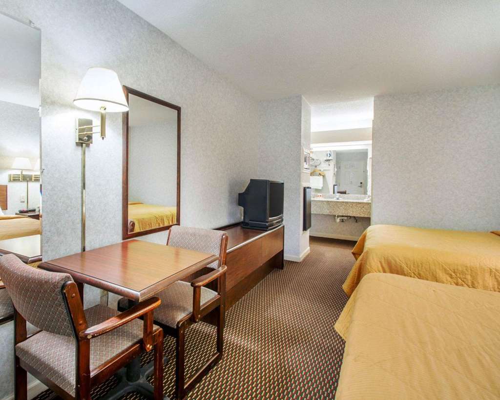 Econo Lodge Troy - photo 18
