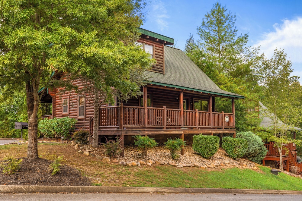 Smoky Dream Cabin Retreat — 5-Star Luxury Hotel in Sevierville, United States