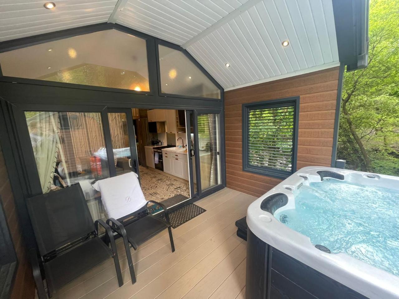 P76 Riverside Family Pod with Hot Tub — hotel in Bethesda