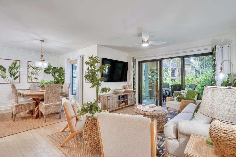 Luxe Tropical Resort Escape Beaches Nearby in Seabrook Island, United States