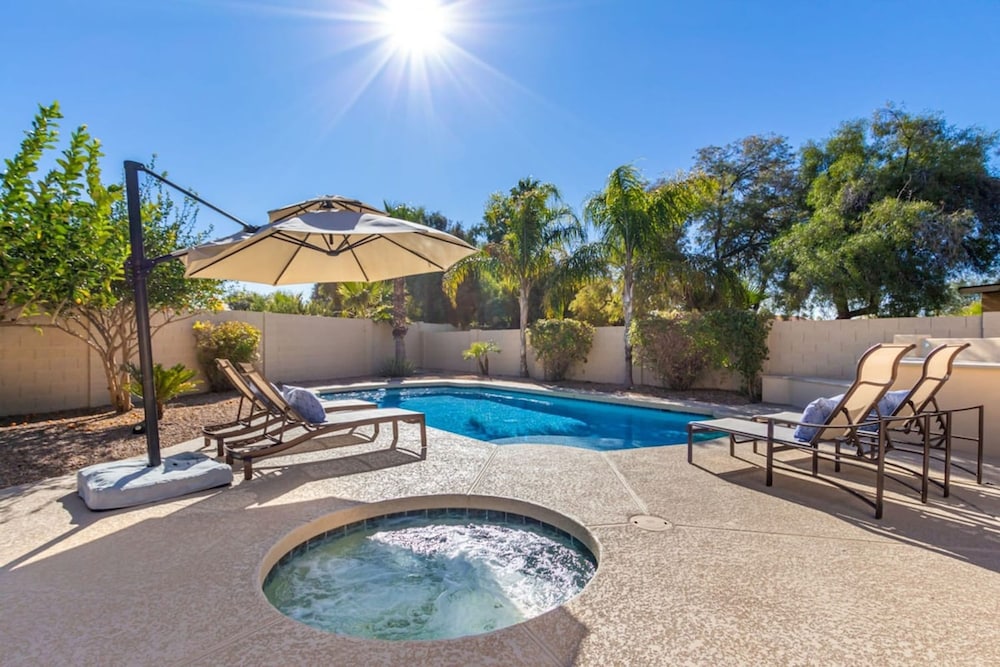 Modern Family Retreat Pool Spa Firepit Putt Grn