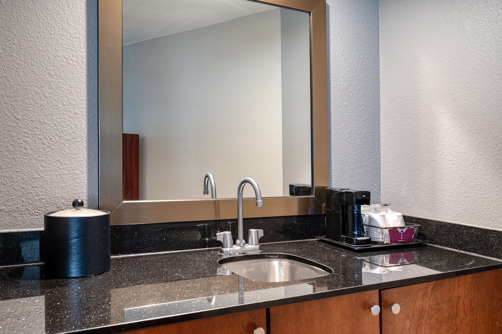 Hampton Inn Baltimore White Marsh - photo 17