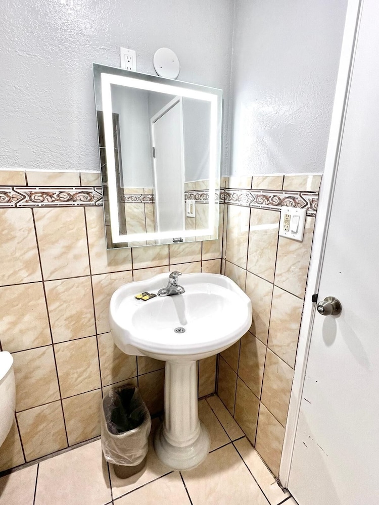 Aqua Inn Motel - photo 18