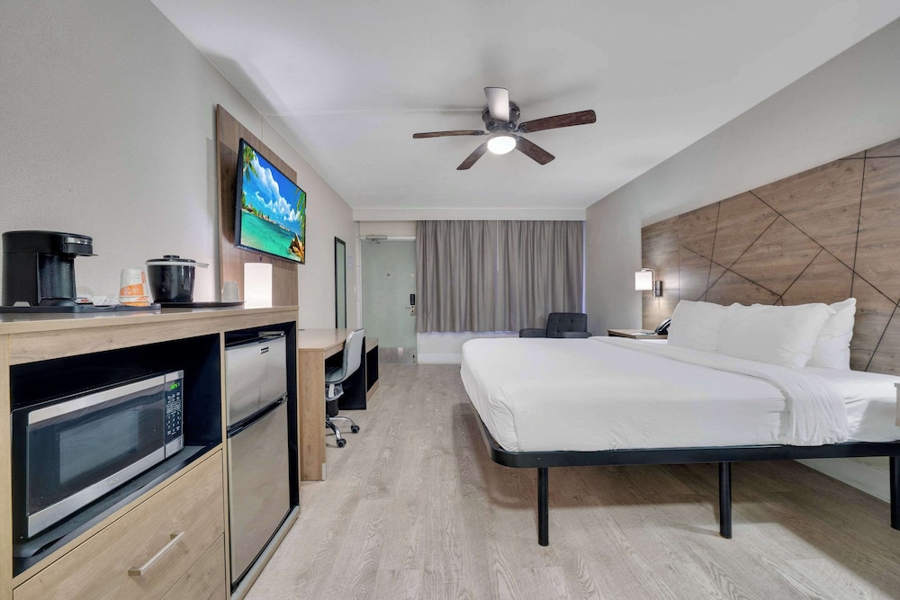 Quality Inn & Suites Airport Cruise Port Hollywood - photo 41