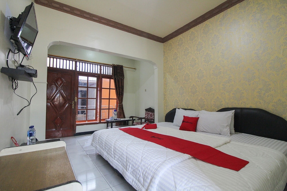 RedDoorz near Sarangan Lake - carbon neutral hotel in Magetan
