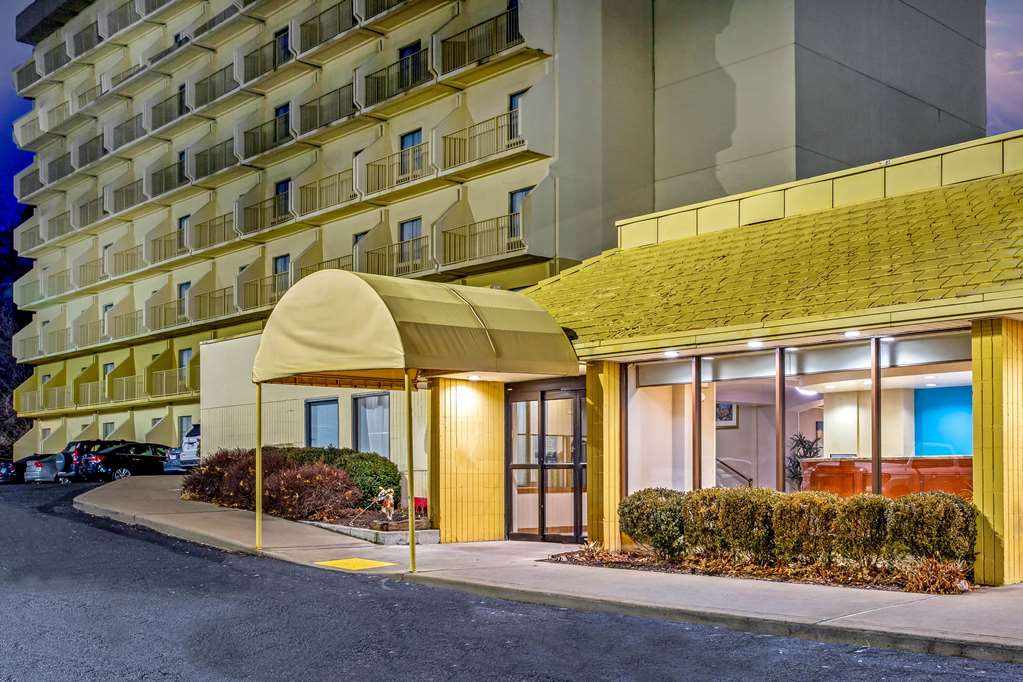 La Quinta Inn & Suites by Wyndham Stamford New York City - photo 9