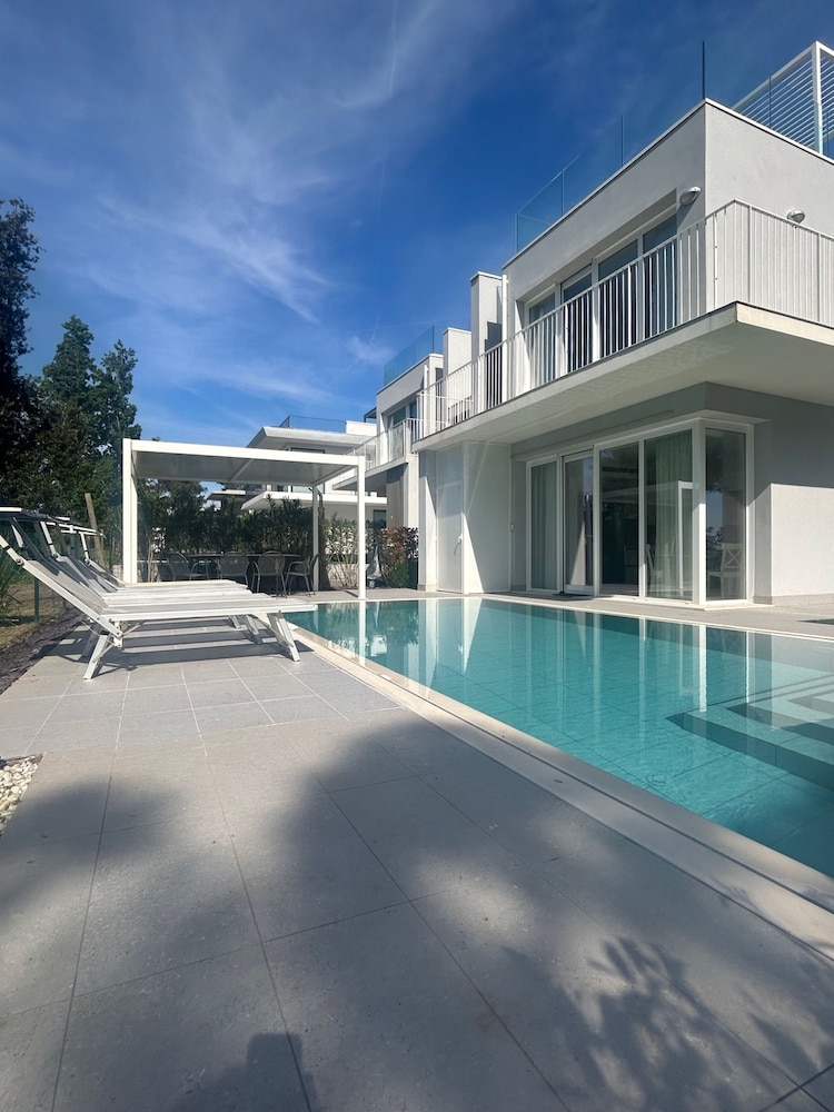 Stunning Villa With Pool and Lagoon View — 4-Star Luxury Hotel in Rosolina, Italy