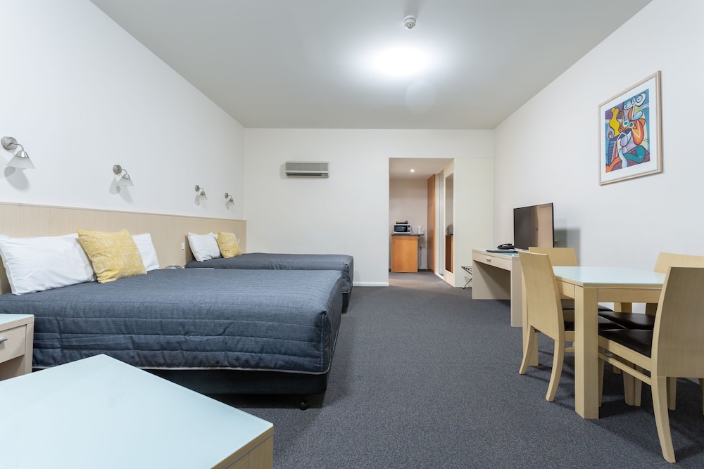 Mayfair Plaza Motel — Sandy Bay — photo 5