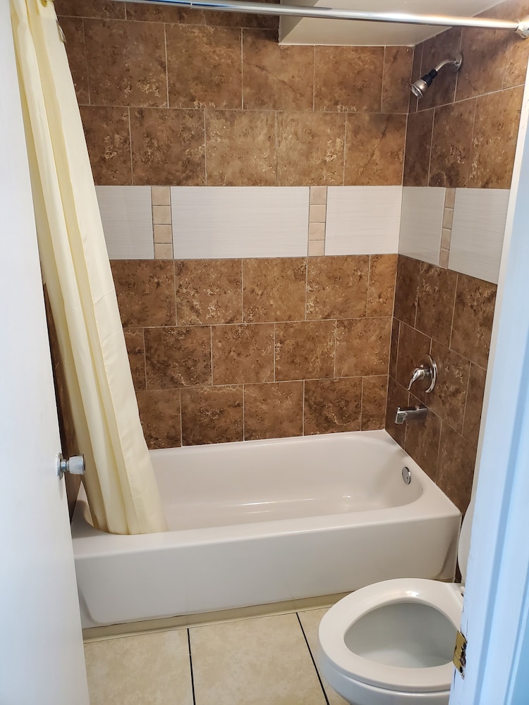 Econo Inn - photo 20