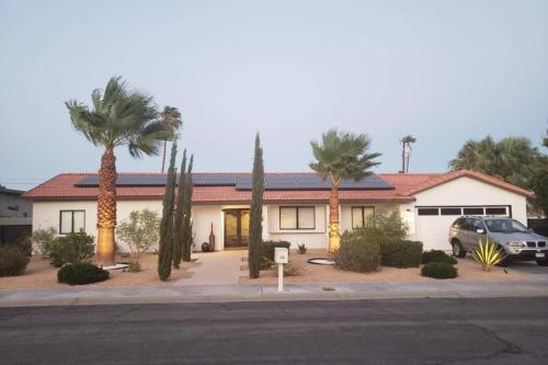 Beautiful Palm Springs Home large private yard — 4-Star Luxury Hotel in Palm Springs, United States