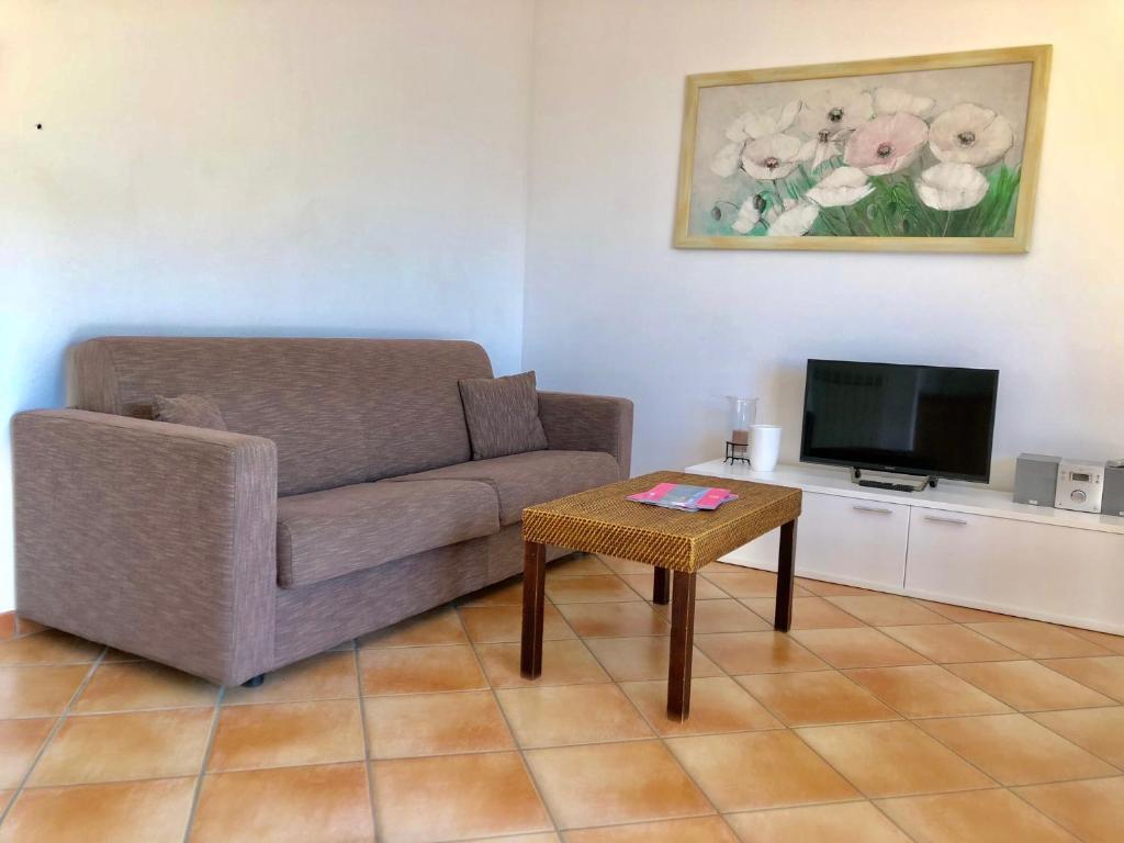 Residenza Ai Ronchi 1 2 6 — 4-Star Luxury Hotel in Maccagno, Italy
