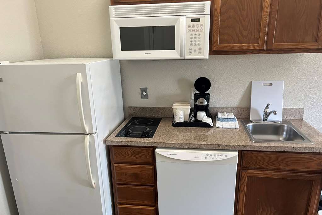 Days Inn & Suites by Wyndham Columbus NE - photo 15