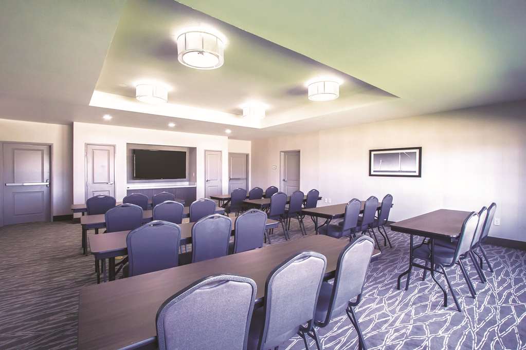 La Quinta Inn & Suites by Wyndham Pampa - photo 63
