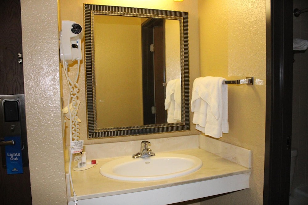 The Oasis Hotel & Bar - photo 22