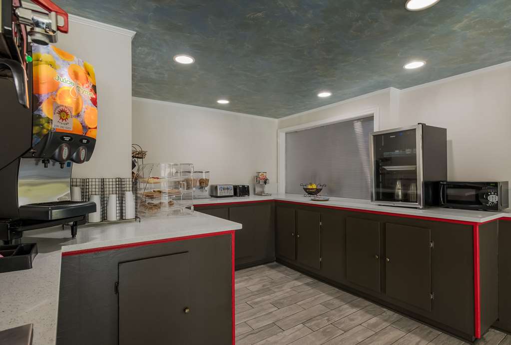 Econo Lodge Inn & Suites Diamondhead - photo 26