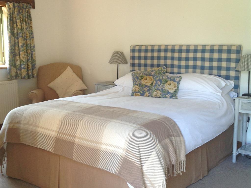 Park Farm Barn — Corsham — photo 3