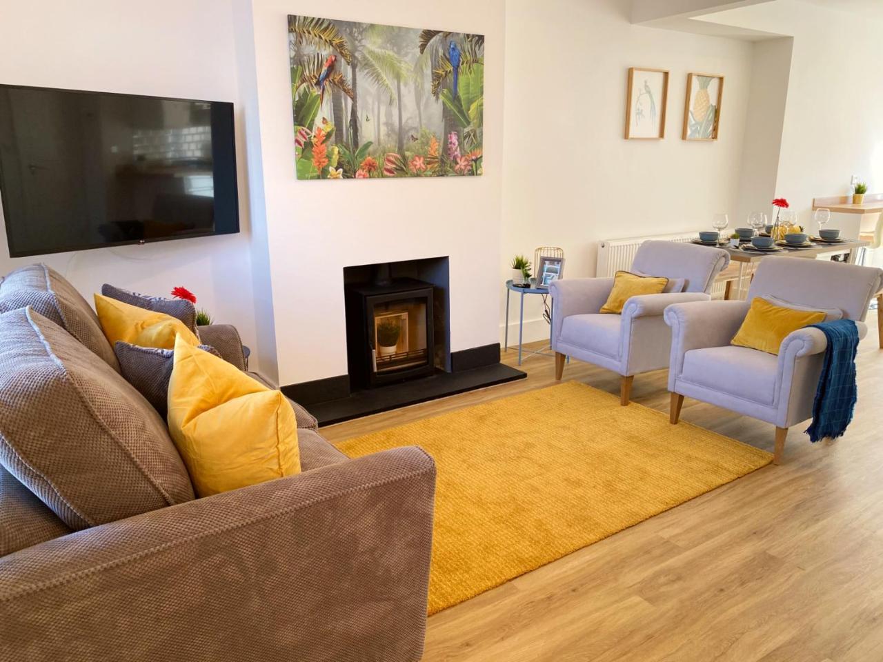 Stunning New House Great Location Garden Parking Fast WiFi Smart TV Beautiful 2 Bedroom House sleeps up to 6 Only 5 min drive to Sandbanks beach — 4-Star Luxury Hotel in Parkstone, United Kingdom