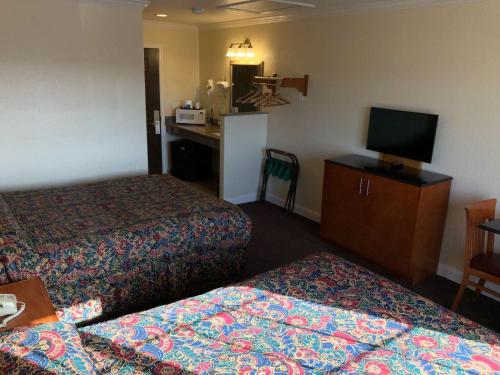 Gateway Thunderbird Motel - photo 12