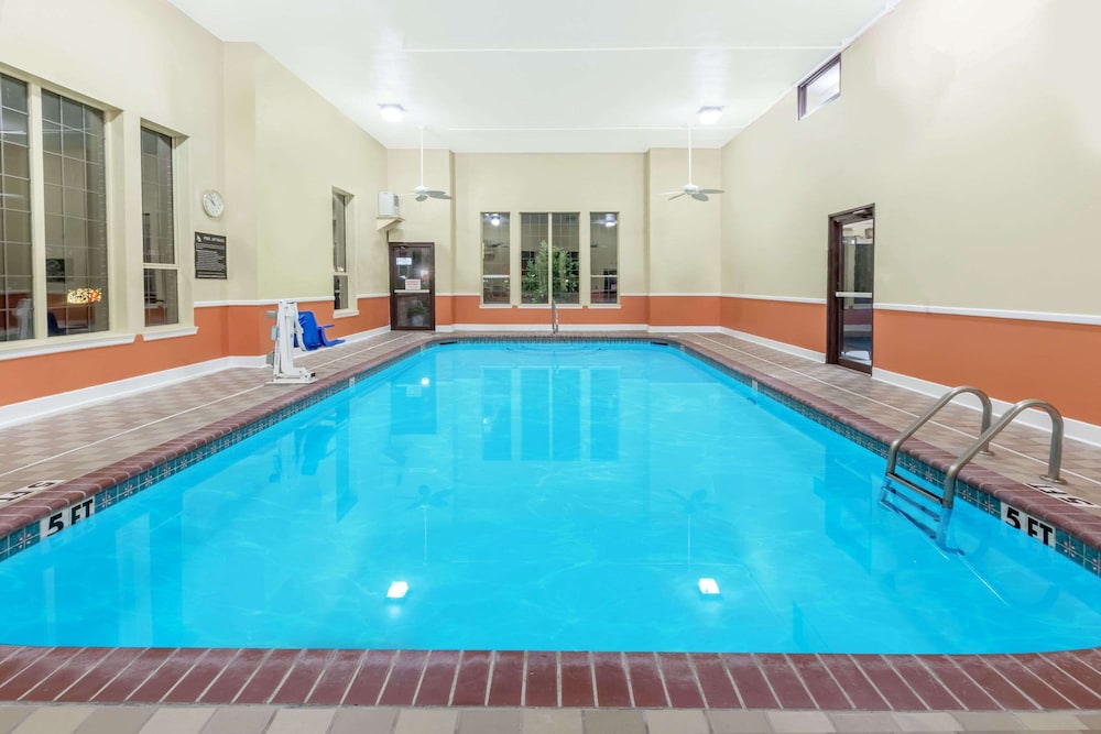 Super 8 by Wyndham Pine Bluff - photo 12