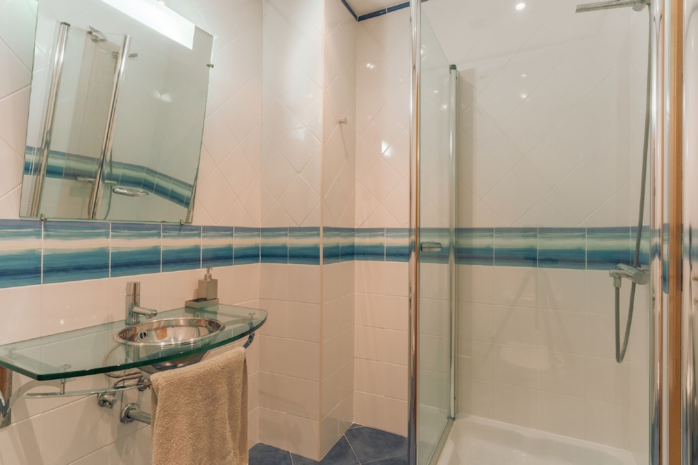 Apartment Caminho Velho Dos Reis Magos — 4-Star Luxury Hotel in Canico, Portugal