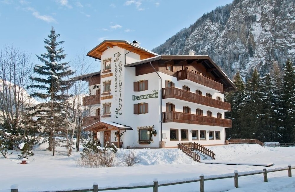 Hotel Cesa Edelweiss in Campitello Di Fassa, Italy