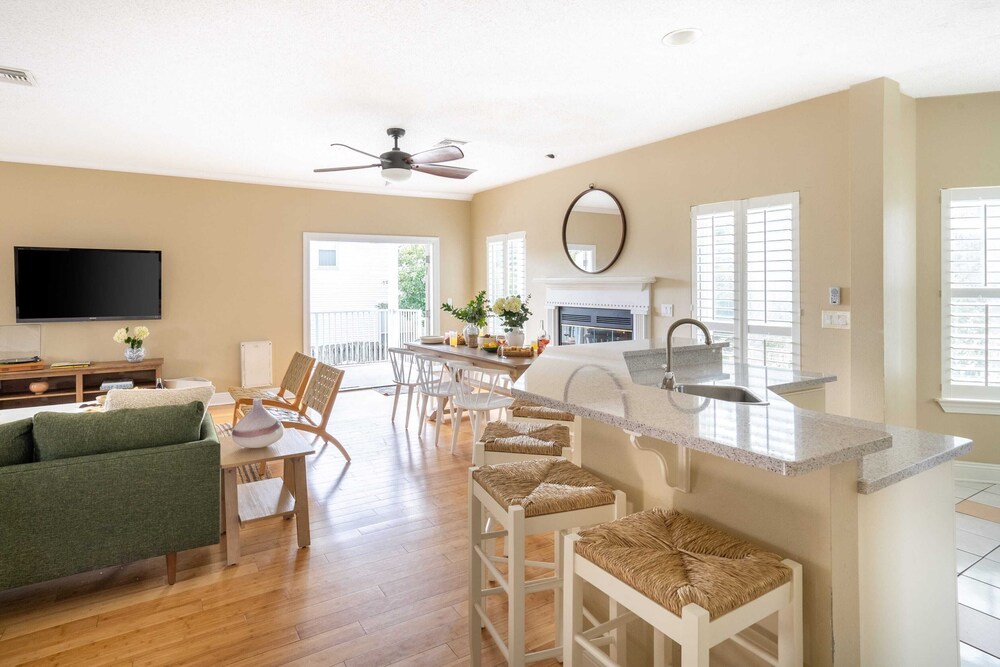 Hourglass by Avantstay Chic Beach Getaway w Pool & Two Large Balconies - photo 27