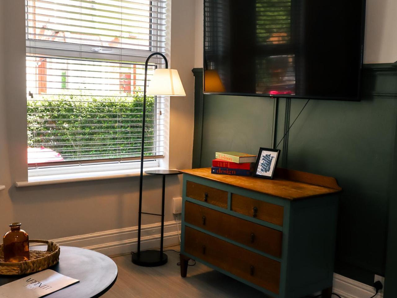 Spacious Stylish Home with FREE Parking 10 Mins to Manchester Centre & AO Arena Ideal for Groups & Long Stays — 4-Star Luxury Hotel in Manchester, United Kingdom