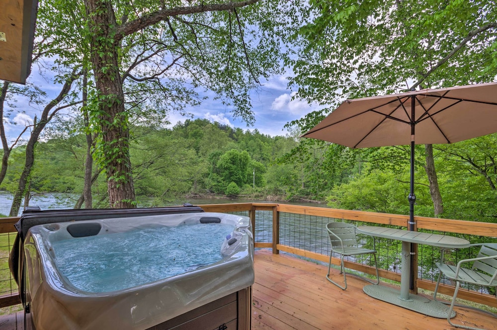 Cozy Smoky Mtn Cabin Pointing to Fun and Relaxation — 4-Star Luxury Hotel in Bryson City, United States
