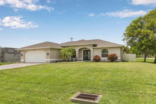 Paradise Found Relaxing Pool home in Cape Coral — 4-Star Luxury Hotel in Cape Coral, United States