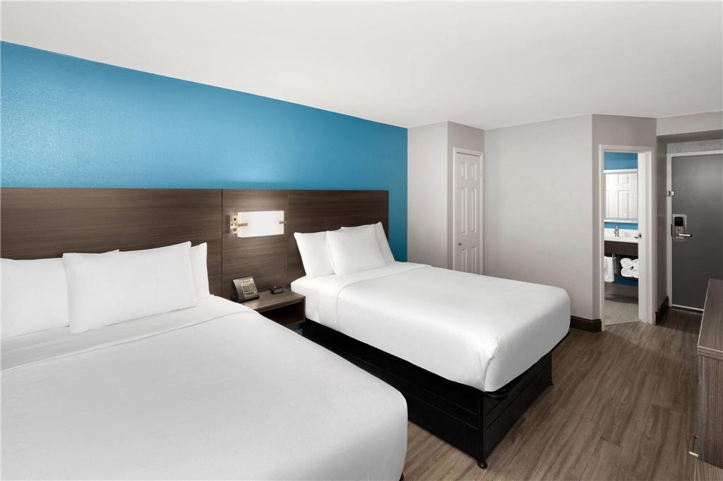 La Quinta Inn & Suites by Wyndham Houston Stafford Sugarland - photo 14