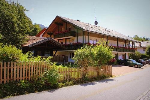 Pinschower Inn - carbon neutral hotel in Cloverdale