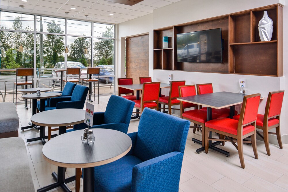 Holiday Inn Express & Suites Siloam Springs by IHG - photo 40
