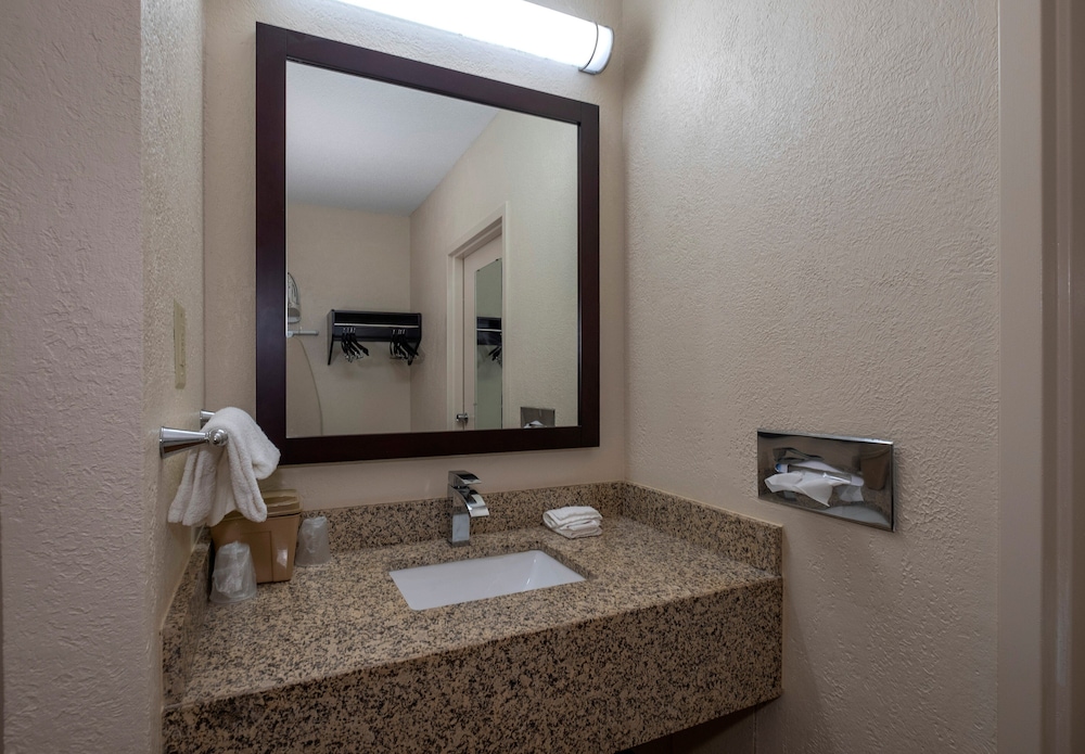 Red Roof Inn Warrenton - photo 22