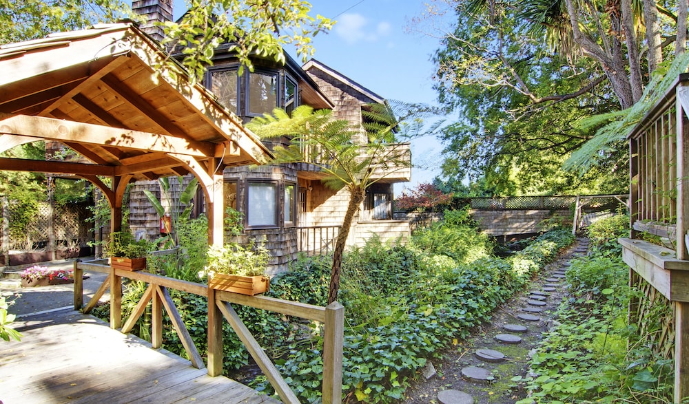 Babbling Brook Inn - last minute hotel in Santa Cruz
