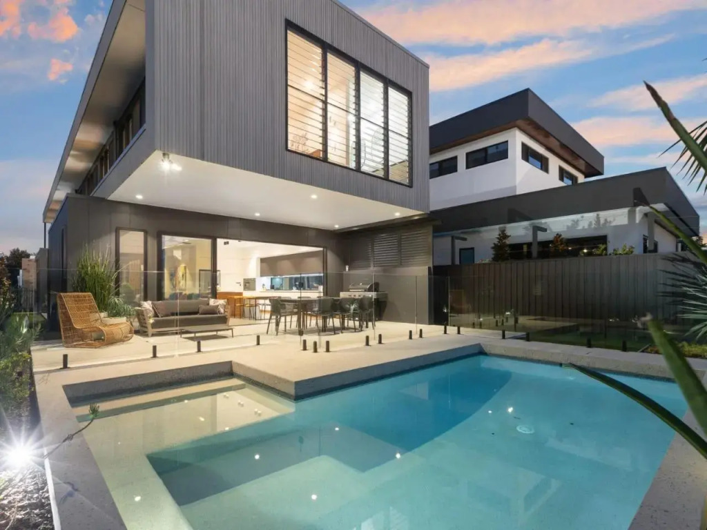 Breeze At Salt Beachside Heated Pool Wheelchair Access — Kingscliff
