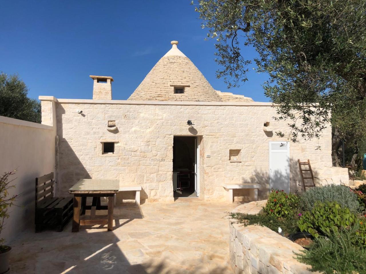 Trullo dell' Edera con piscina privata — 4-Star Luxury Hotel in Alberobello, Italy