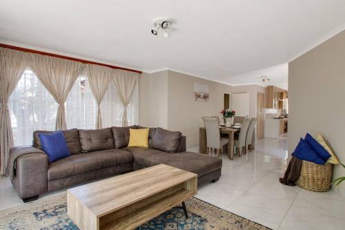 The Cycad. 4 Bed Home next to Clearwater Mall — 4-Star Luxury Hotel in Roodepoort, South Africa