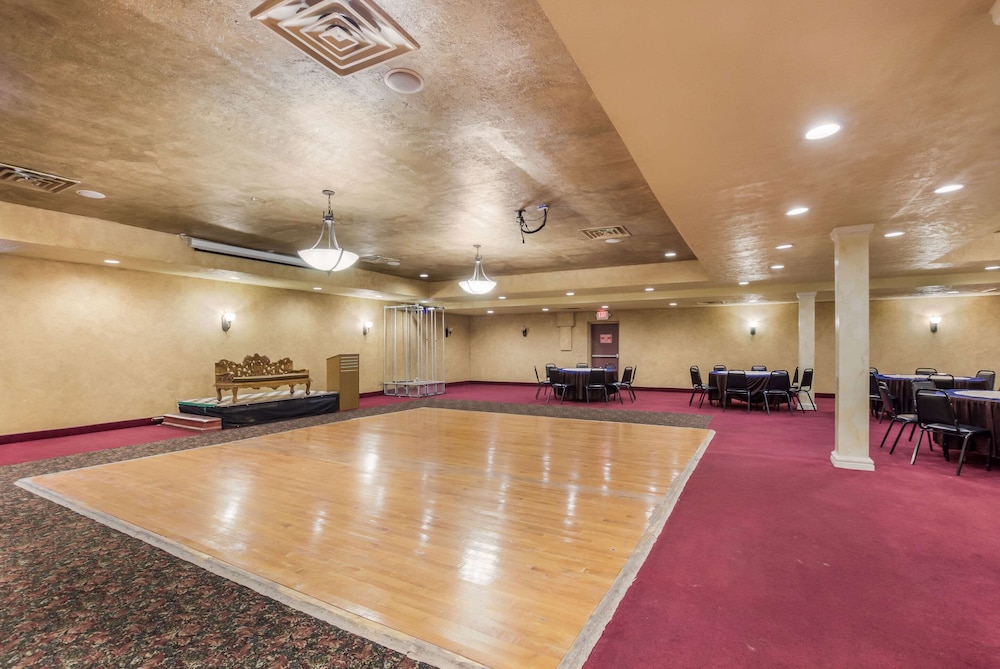 Econo Lodge Evansville - photo 19