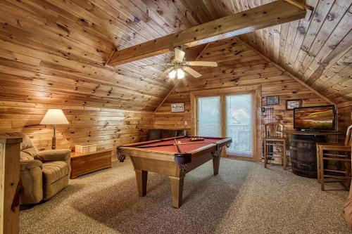 Old Glory Pool Table Pool access WIFI Free Attraction Tickets — 4-Star Luxury Hotel in Sevierville, United States