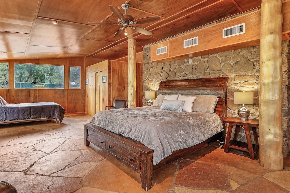 King - carbon neutral hotel in Flagstaff
